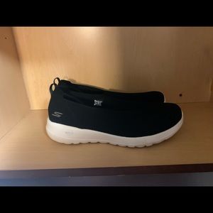 LIKE NEW SKECHERS GO WALK JOY SLIP ON SNEAKER 11XWIDE